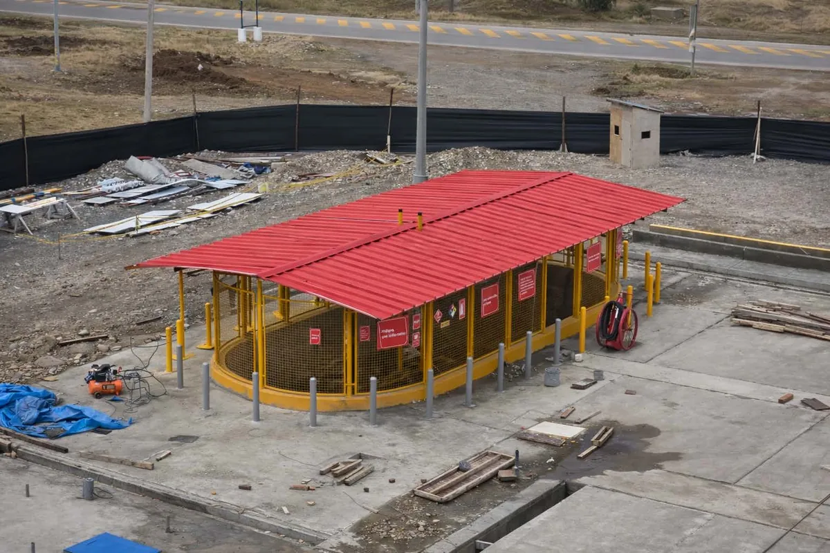 Estructura de una isla de despacho en construcción