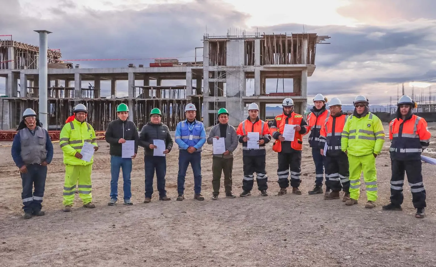 Equipo técnico y supervisores reunidos en la obra de un establecimiento de combustibles